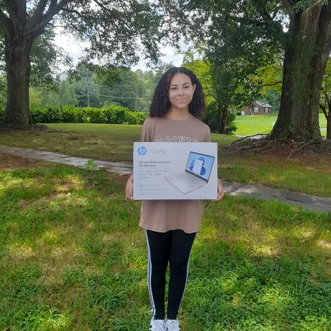 Jazmine Klinedinst 2022 Laptop for Scholar winner